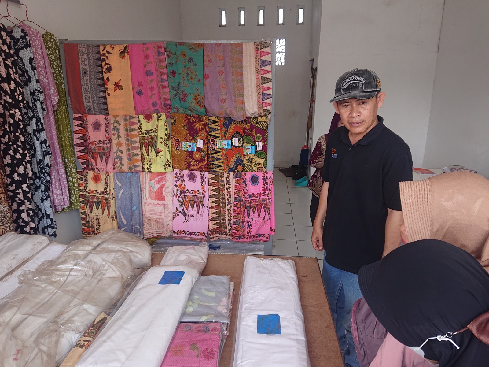 Pencarian dan Seleksi Kain untuk Produksi Batik Dewi Mangrovesari Desa Kaliwlingi