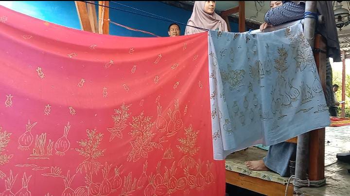 Proses Pewarnaan Batik Dewi Mangrove Sari